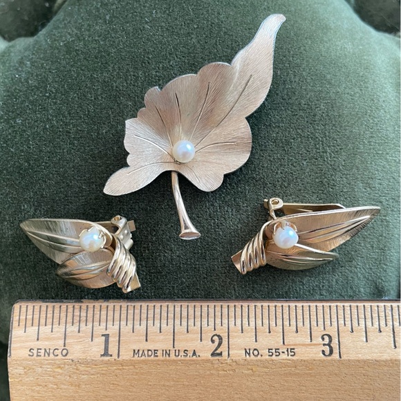 Vintage Leaf Brooch/Pin & Earrings, Brushed Gold Tone w/Faux Pearls, Unsigned - Picture 2 of 6